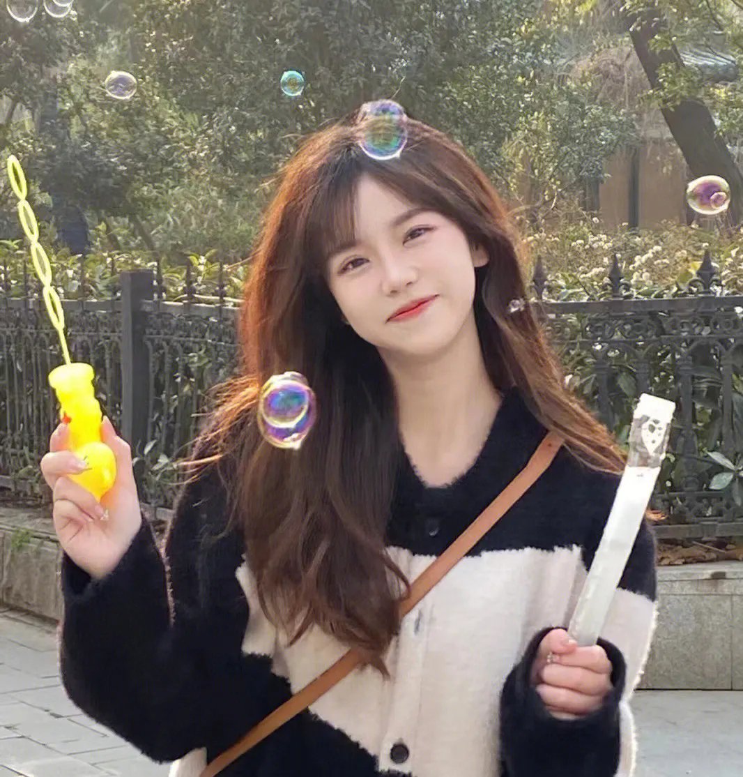 照片中的女孩